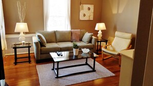 TV - Elegant, Sunny, 2 Bedroom Townhouse Apartment, in the Heart of Downtown Portland (Portland)