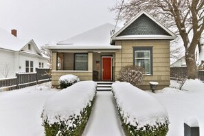 Exterior - Locust St Cottage · Locust, Close to Town & Campus, Super Charming (Walla Walla)