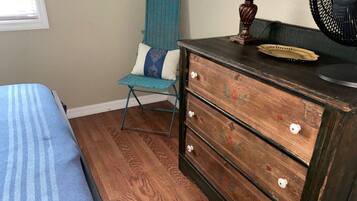 2 slaapkamers, een strijkplank/strijkijzer, gratis wifi, beddengoed