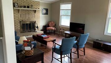 Een smart-tv en boeken