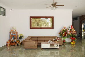 Lobby sitting area - Bac Nam Hotel (Da Nang)