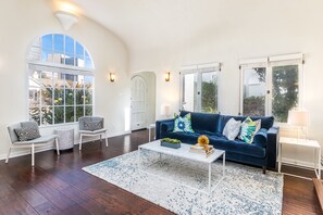 TV - Designer Furnished, Renovated, & Centrally Located Spanish Bungalow!! (West Hollywood)