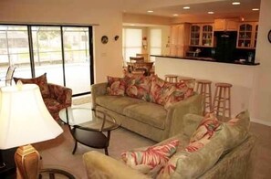 Una Smart TV, un reproductor de DVD, una videoteca