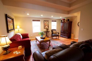 Télévision, cheminée, livres