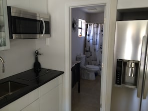 Kühlschrank, Mikrowelle, Herdplatte, Wasserkocher mit Kaffee-/Teezubehör