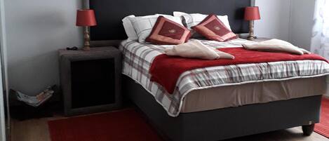 4 Schlafzimmer, Zimmersafe, Bügeleisen/Bügelbrett, Internetzugang