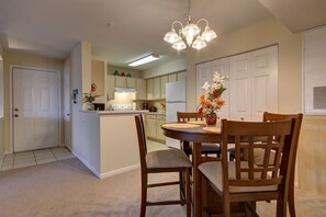 Dining - Avalon Relax, pool View In Avalon at Clearwater, recently renovated!FREE PARKING (Clearwater)