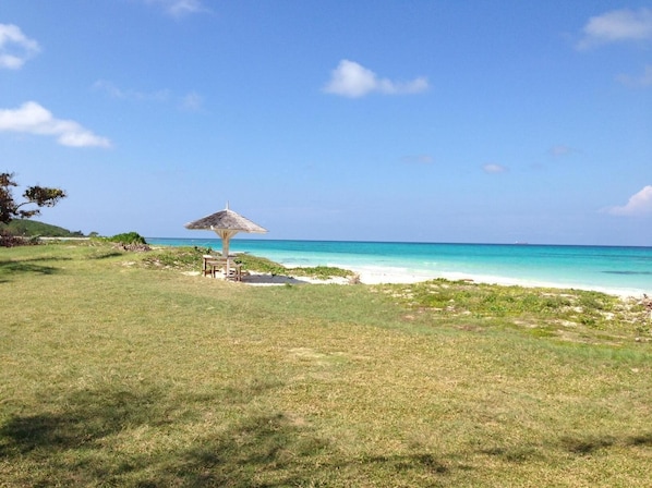 En la playa, camastros y toallas de playa 