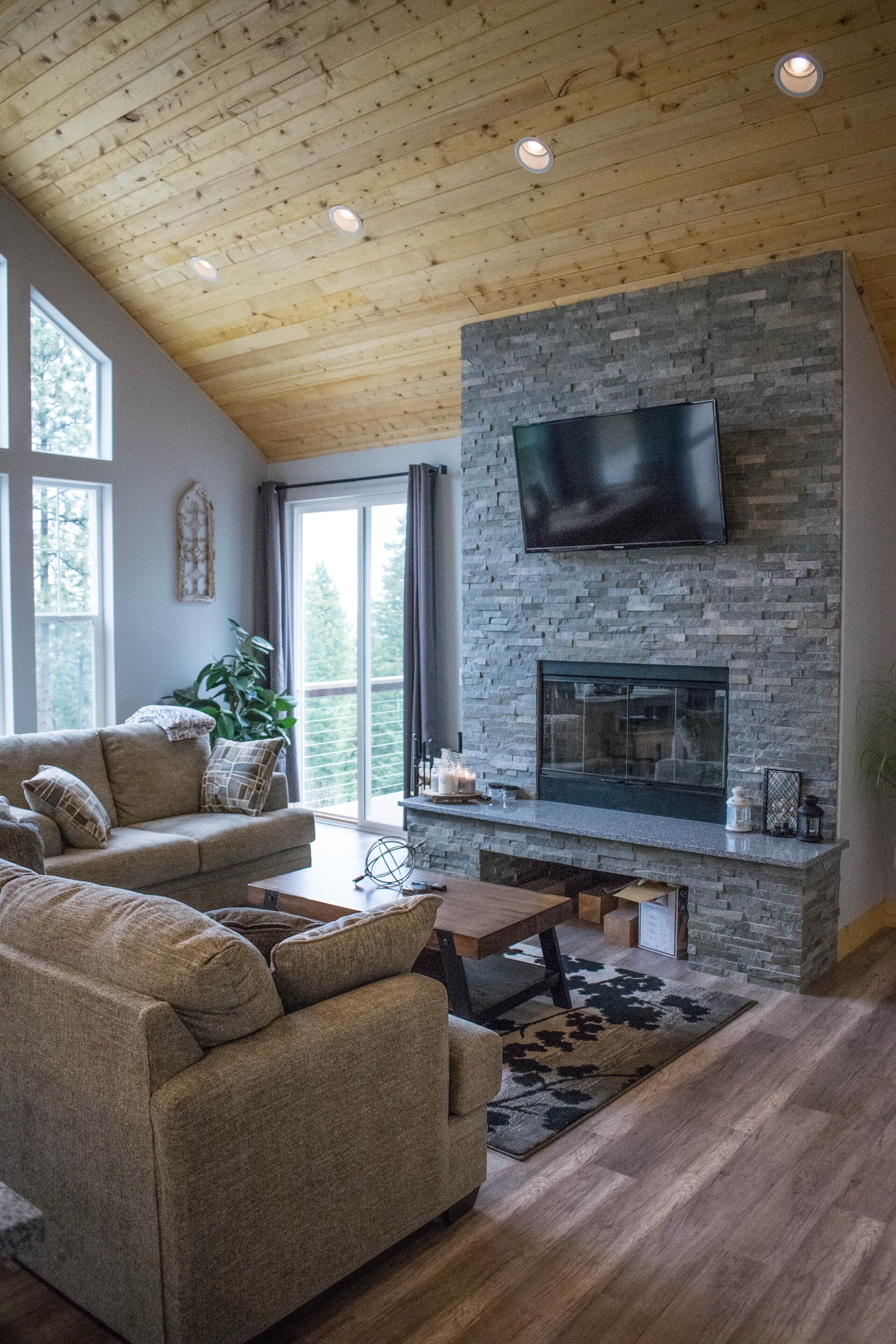 TV connectée, cheminée, baby-foot