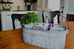 Kühlschrank, Mikrowelle, Wasserkocher mit Kaffee-/Teezubehör, Toaster