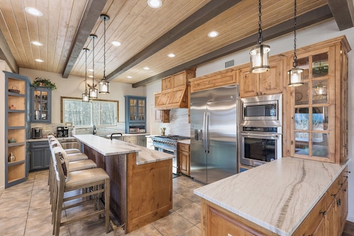 Amazing Luxury Home - Views/Hot Tub/Fire Pit/Ping Pong - 3 Miles to Purg