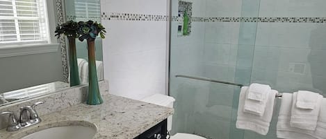 Doccia, asciugacapelli, asciugamani, sapone