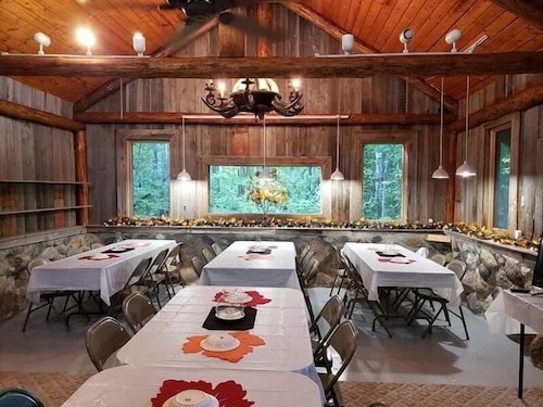 Full Log Lodge 3 night minimum, 2 night  minimum  October- April, Pet Friendly 