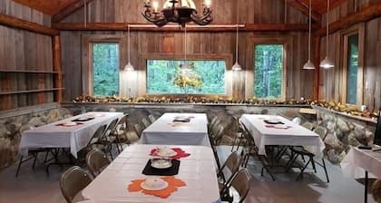Full Log Lodge 3 night minimum, 2 night minimum October- April, Pet Friendly