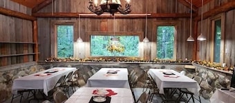 Full Log Lodge 3 night minimum, 2 night minimum October- April, Pet Friendly