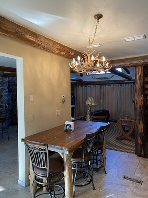 Dining - Full Log Lodge 3 night minimum, 2 night  minimum  October- April, Pet Friendly  (Lakewood)