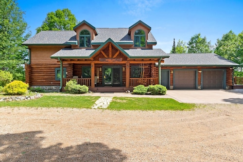 Full Log Lodge 3 night minimum, 2 night  minimum  October- April, Pet Friendly 