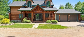 Full Log Lodge 3 night minimum, 2 night minimum October- April, Pet Friendly