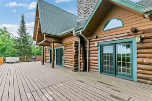 Exterior - Full Log Lodge 3 night minimum, 2 night  minimum  October- April, Pet Friendly  (Lakewood)