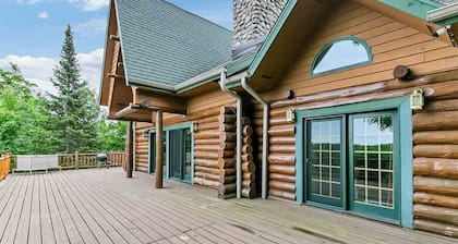 Full Log Lodge 3 night minimum, 2 night minimum October- April, Pet Friendly