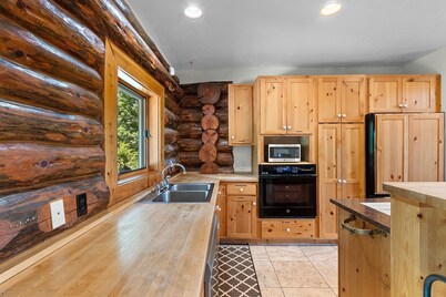 Full Log Lodge 3 night minimum, 2 night minimum October- April, Pet Friendly