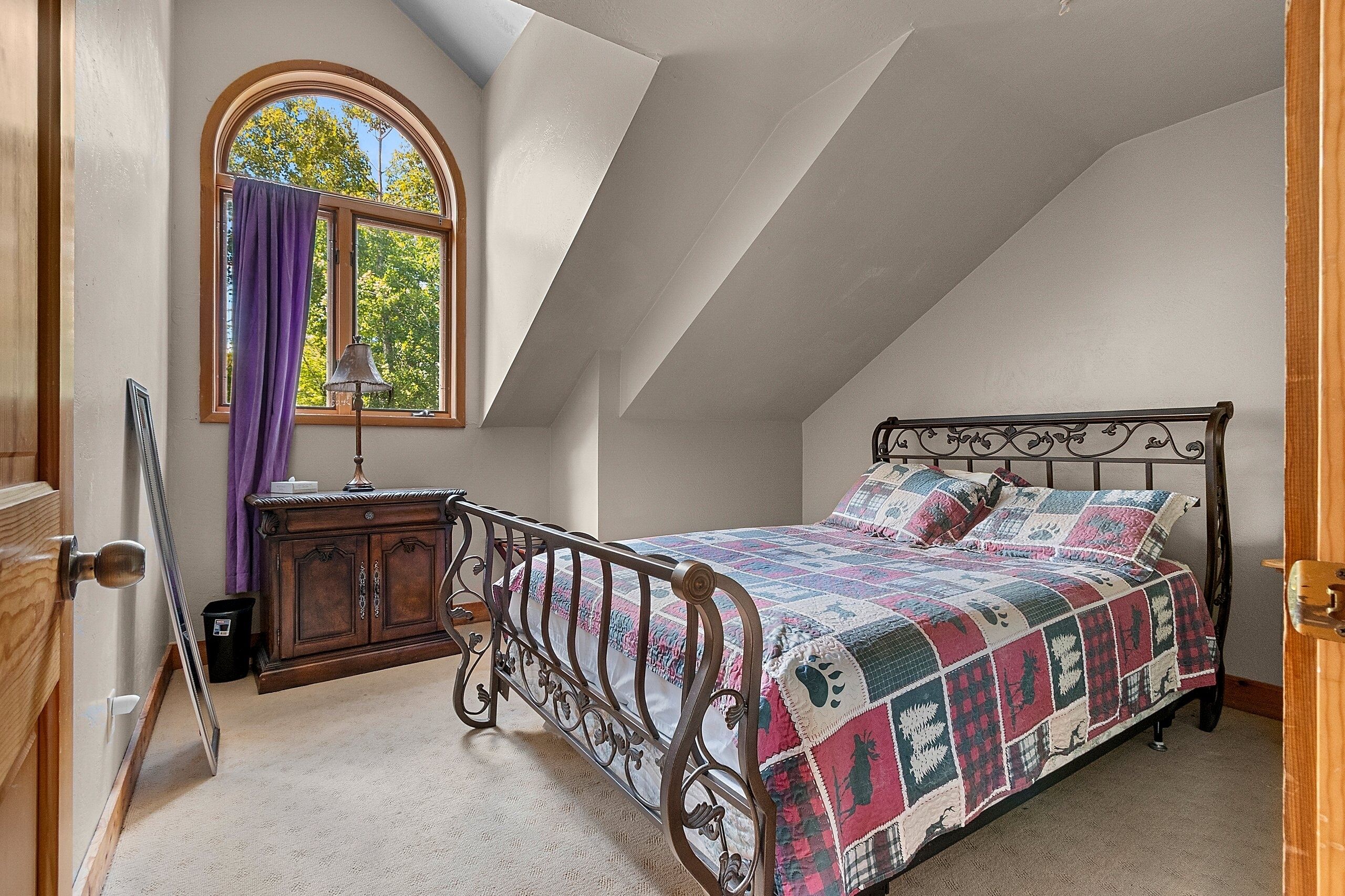 4 bedrooms, desk, iron/ironing board, WiFi (free)