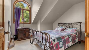 4 bedrooms, desk, iron/ironing board, WiFi (free)