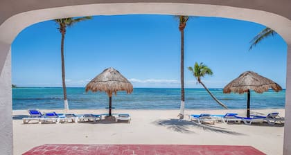 Ground Floor Beachfront 2 BR 2 BA condo with Wifi and AC