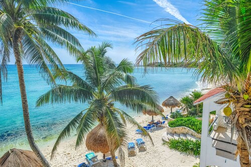 Beachfront condo with amazing views! AC, WiFi, and daily maid service!