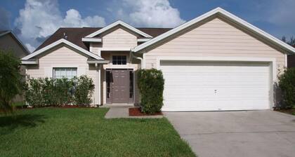 fully fenced back yard !