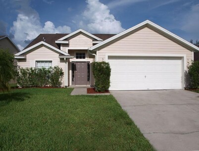 fully fenced back yard  !