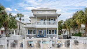 Une maison à deux étages avec un balcon, une piscine et un espace clôturé.