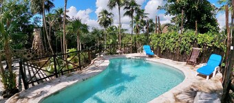 Funky and eclectic! Comfortable and private villa, perfect for large groups!