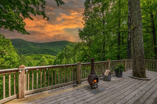 Glorious View | Private Saluda Cabin with Mountain Views, Fire Pit & Game-Friendly Family Spaces
