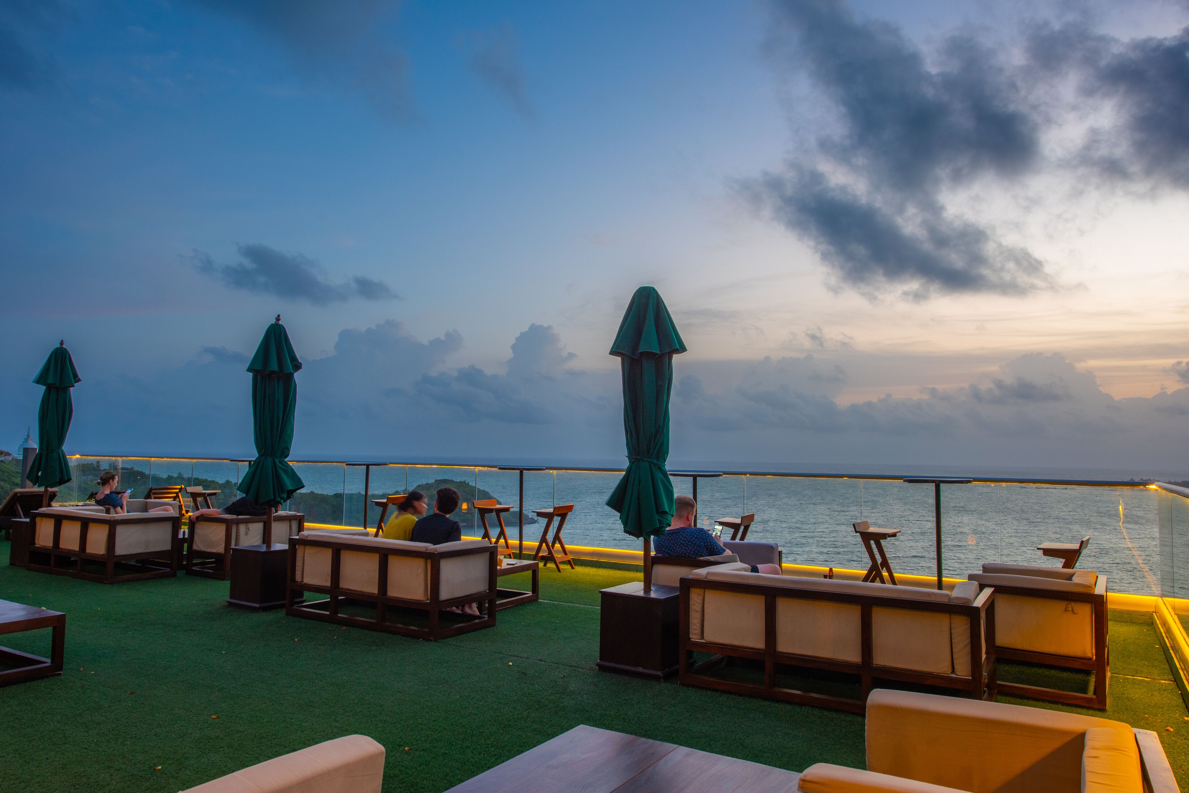 Une terrasse sur le toit, avec des sièges en plein air et une vue sur la mer.