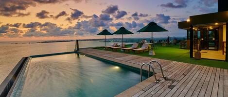 Piscina a l'aire lliure (horari: 06:30-19:30), para-sols i gandules