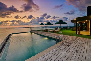Una piscina al aire libre (de 06:30 a 19:30), sombrillas, tumbonas