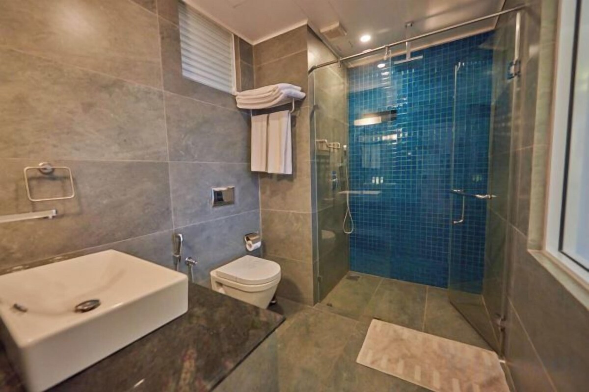 Bathroom | Shower, rainfall showerhead, free toiletries, hair dryer