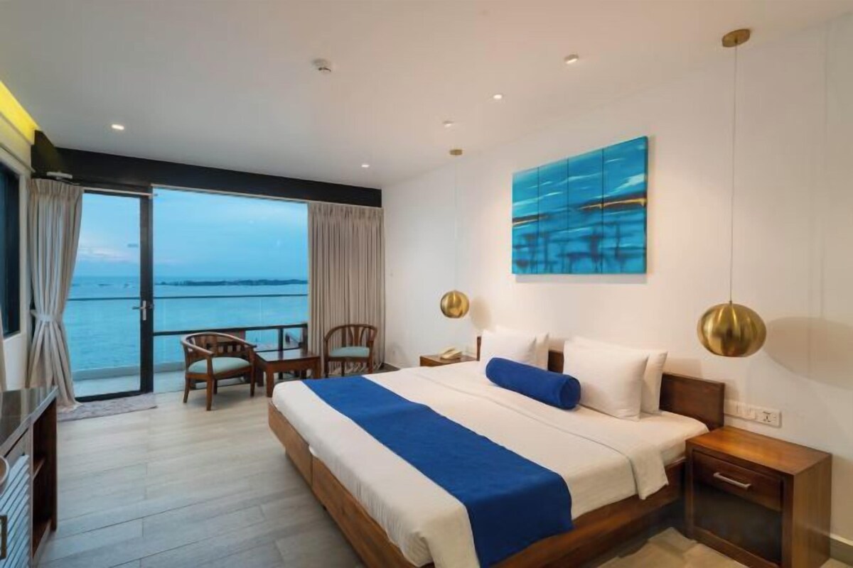 In-room safe, desk, laptop workspace, soundproofing