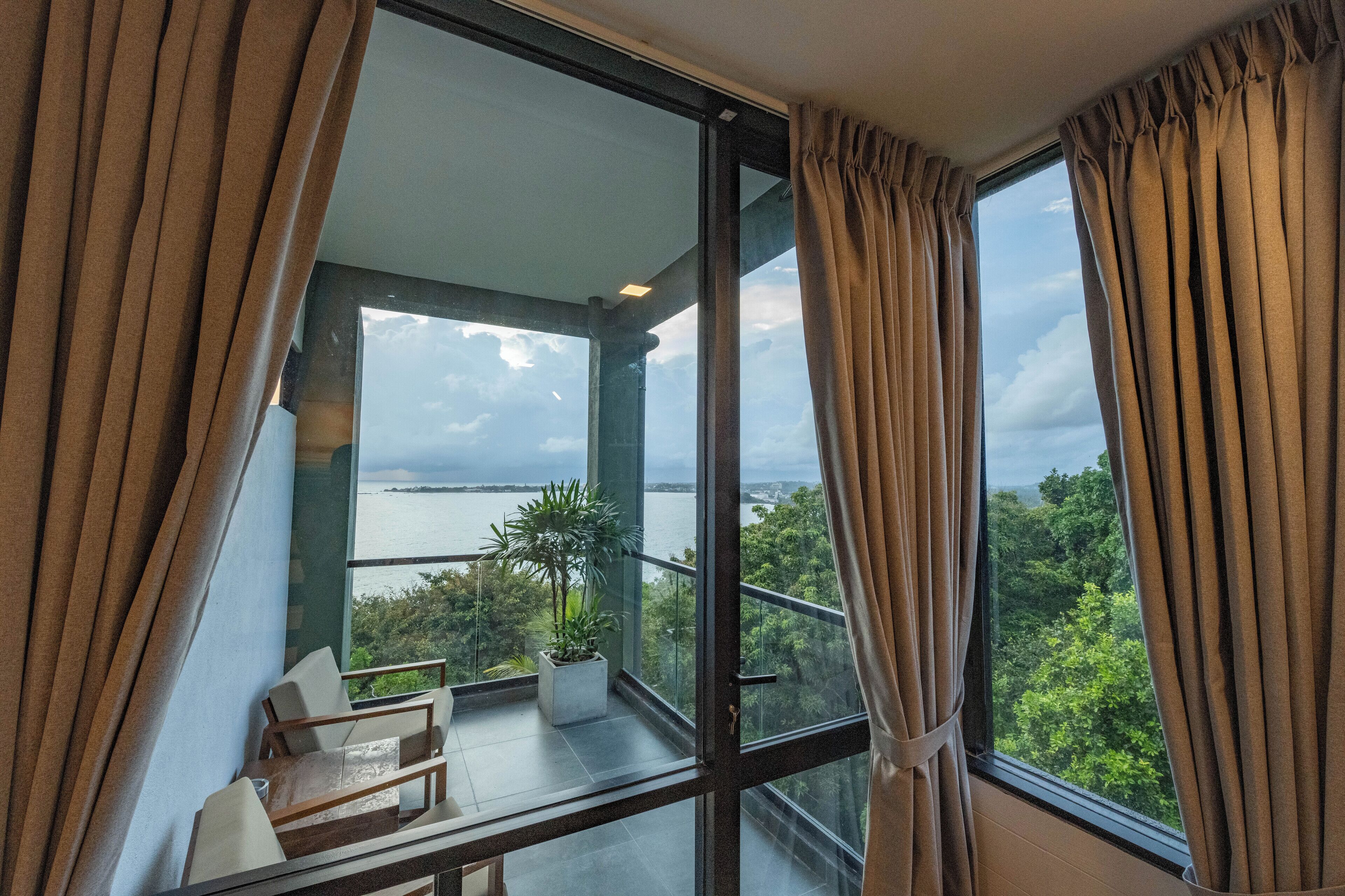 Un balcon donnant sur une étendue d’eau et sur de la verdure.