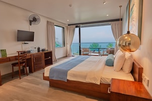 Deluxe Twin Room, Accessible, Ocean View | In-room safe, individually decorated, desk, laptop workspace