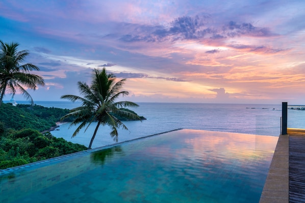 An infinity pool with a view of the ocean and palm trees. - Agnus Unawatuna (Unawatuna)