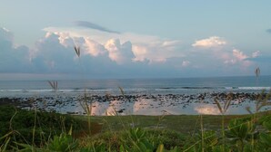 A coastal landscape with a beach, ocean, and sky. - Star-Moon B&B (Lyudao)