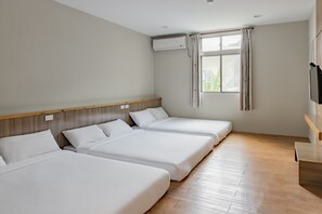 Kamar Comfort, Beberapa Tempat Tidur, Bebas Asap Rokok | Meja kerja, tirai kedap cahaya, Wi-Fi gratis, dan seprai linen