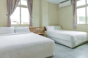 Quadruple Room, 2 Double Beds, Non Smoking | Desk, blackout drapes, free WiFi, bed sheets - Star-Moon B&B (Lyudao)