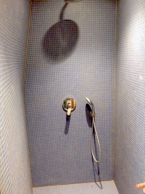 Douche, séchoir à cheveux, serviettes fournies, savon
