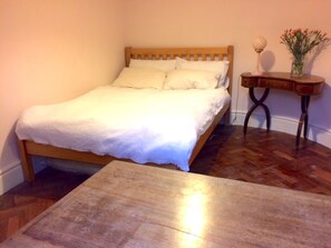 1 quarto, acesso à internet, roupa de cama