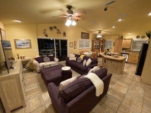 智能電視、DVD 播放機、足球機、音響