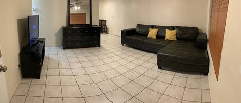 Téléviseur connecté, lecteur de DVD, livres