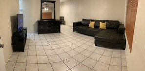 Smart TV, DVD player, books - Home with Pool Table in Phoenix near Scottsdale (Phoenix)